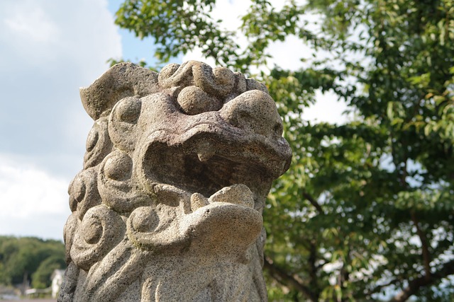 縁結びで有名な神社の狛犬