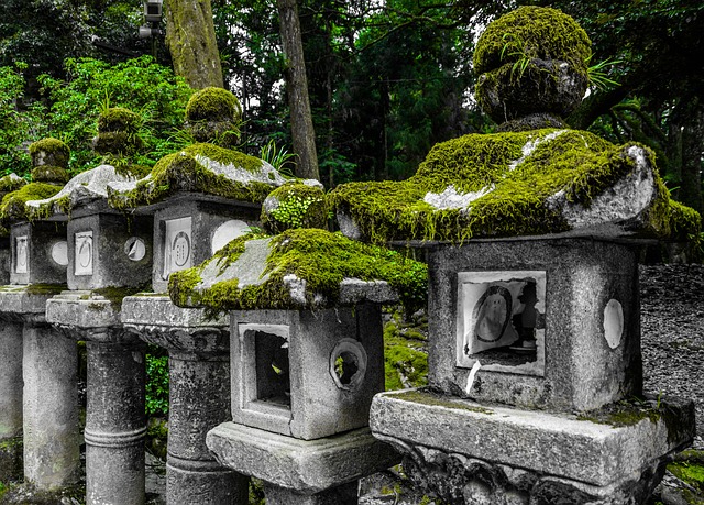 縁結びで有名な神社の灯篭